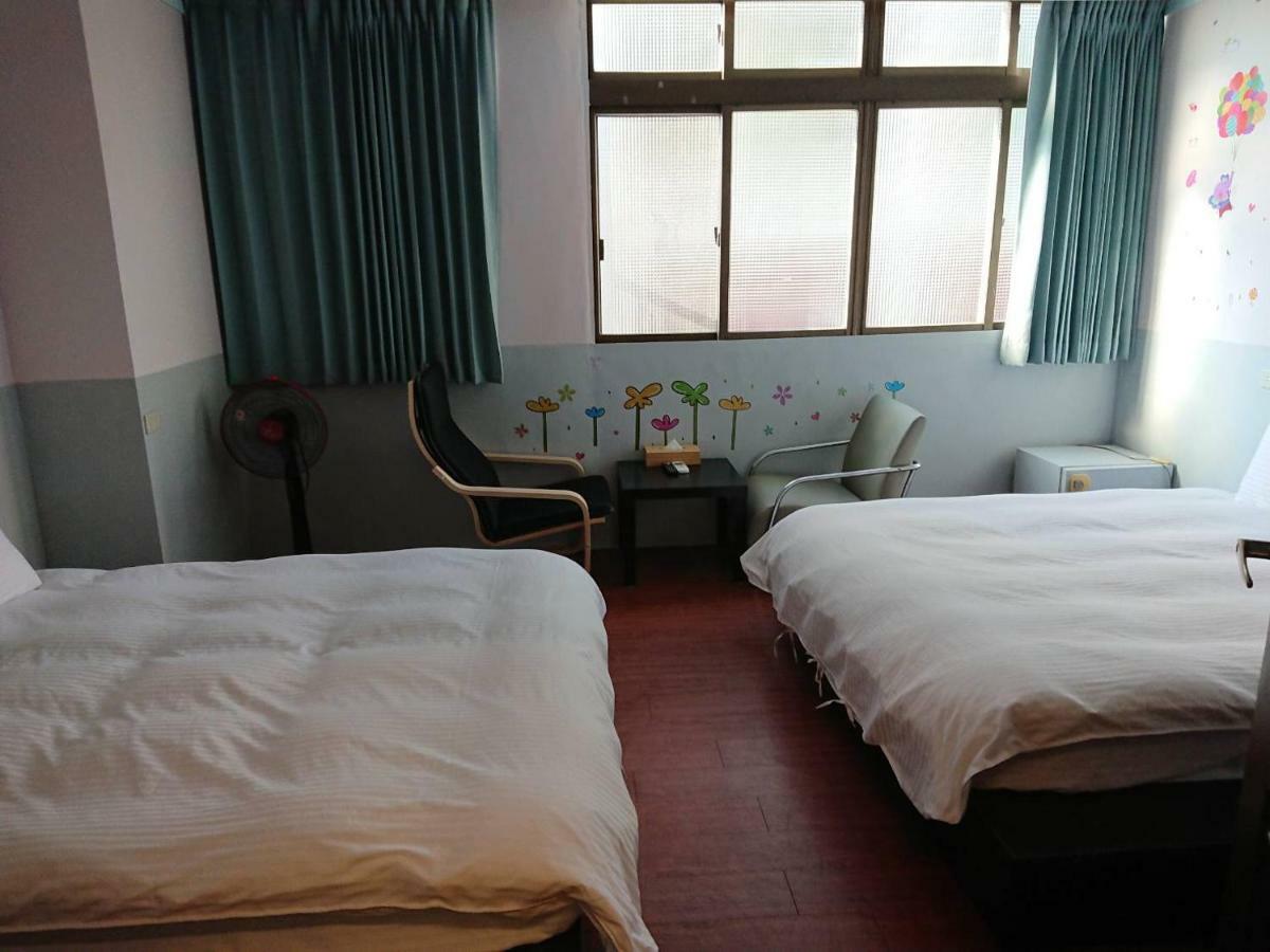 Papa Bear's Guesthouse Taichung Extérieur photo